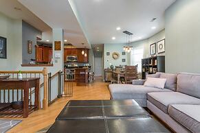 Spacious Split-level Apartment - Great for Groups