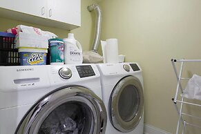 Spacious Split-level Apartment - Great for Groups