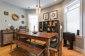 Spacious Split-level Apartment - Great for Groups