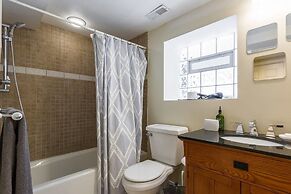 Spacious Split-level Apartment - Great for Groups