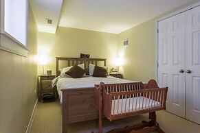 Spacious Split-level Apartment - Great for Groups