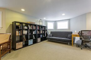 Spacious Split-level Apartment - Great for Groups