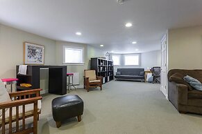 Spacious Split-level Apartment - Great for Groups