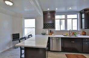 Beautiful, Modern Kitchen, King Bed, Parking & Balcony 2 Bedroom Apts 