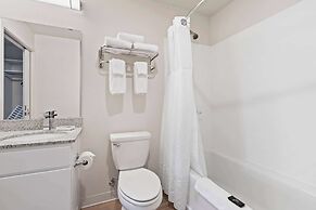 WaterWalk Extended Stay by Wyndham Kansas City - Overland Pk
