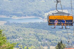 Ski-in, Ski-out 2 Br With View Of Ski Lift! 2 Bedroom Condo by RedAwni