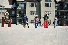 Ski-in, Ski-out 2 Br With View Of Ski Lift! 2 Bedroom Condo by RedAwni