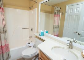 Ski-in, Ski-out 2 Br With View Of Ski Lift! 2 Bedroom Condo by RedAwni