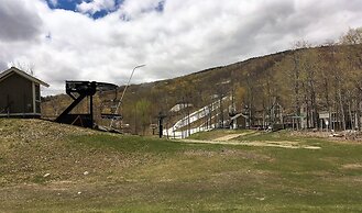 Ski-in, Ski-out 2 Br With View Of Ski Lift! 2 Bedroom Condo by RedAwni