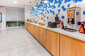 La Quinta Inn & Suites by Wyndham San Antonio Alamo City