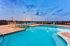 La Quinta Inn & Suites by Wyndham San Antonio Alamo City