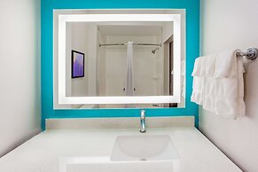 La Quinta Inn & Suites by Wyndham San Antonio Alamo City