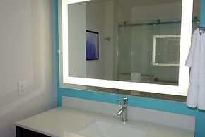 La Quinta Inn & Suites by Wyndham San Antonio Alamo City