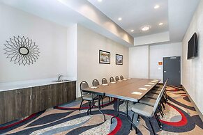La Quinta Inn & Suites by Wyndham Bloomington