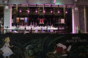 Hotel Alice and Trunk