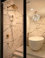 Hotel Alice and Trunk