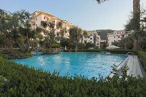 Modern Apartment with Terrace, Swimming Pool&Tennis