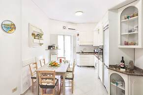 Modern Apartment with Terrace, Swimming Pool&Tennis