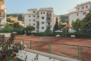 Modern Apartment with Terrace, Swimming Pool&Tennis