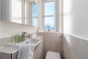 Silver Lining Charming Meadowbank Flat