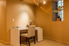 Safe Spacious Mansion Indowntown