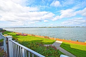 Harbour Island 102M 2 Bedroom Condo by RedAwning