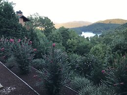 Light`s Mountain Lake Overlook