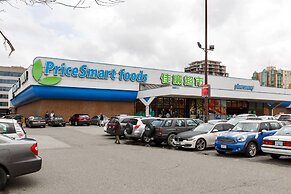 Convenient 2bdr 2BA Richmond Centre Condominium