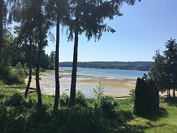 B - Sechelt Private Coastal Home