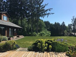 B - Sechelt Private Coastal Home