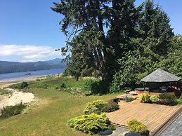 B - Sechelt Private Coastal Home