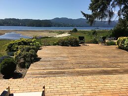 B - Sechelt Private Coastal Home