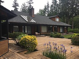 B - Sechelt Private Coastal Home
