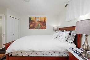 Private and Cozy Home in Kerrisdale