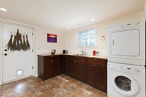 Cozy 3 Bedroom Suite near Queen Elizabeth Park