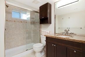 Cozy 3 Bedroom Suite near Queen Elizabeth Park