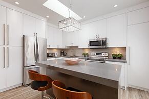 Private and Cozy 2bdr 2BA Home in Kitsilano