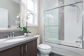 Private and Cozy 2bdr 2BA Home in Kitsilano