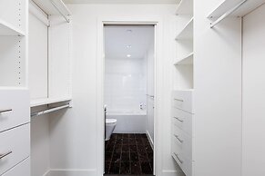 Modern Bright Townhome in Richmond