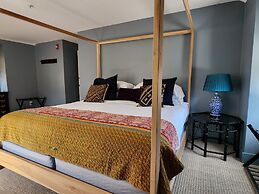 Shelter Harbor Inn
