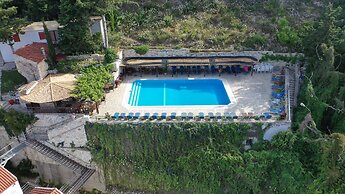 Bastas Hotel & Studios