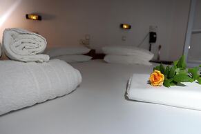 Bastas Hotel & Studios