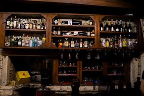 Bastas Hotel & Studios