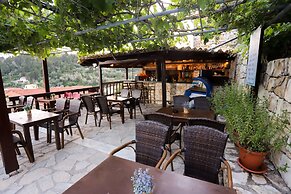 Bastas Hotel & Studios