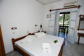 Bastas Hotel & Studios