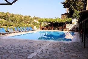 Bastas Hotel & Studios