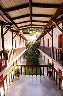 Bastas Hotel & Studios