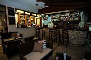 Bastas Hotel & Studios