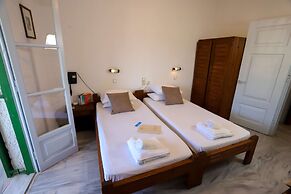 Bastas Hotel & Studios