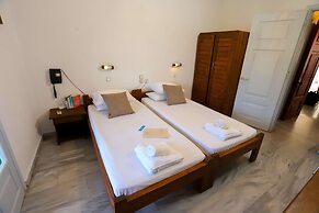 Bastas Hotel & Studios